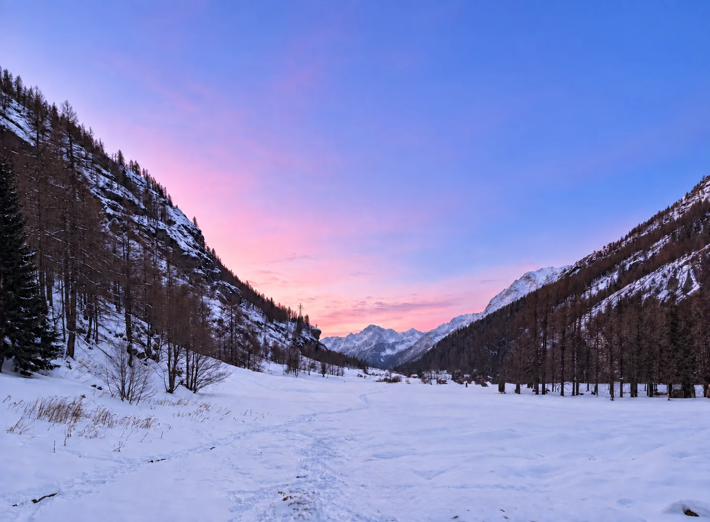Snow-covered Gressoney-vallei at sunset